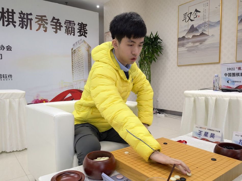 　　　　一个正处芳华期的男孩Mike和一个从事售票员的中年女子Hanna，机缘偶合下走到了一路，他们在坦诚相待的表象下，在文化气味稠密的朗诵声中，彼此沉醉在花天酒地般的情欲中，享受着心理上的无穷知足和快感，一路渡过了一个豪情四溢到没法自拔的炎天。